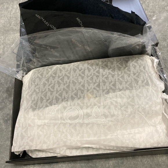 NWTS Michael Kors Crossbody Wallet - Picture 6 of 7